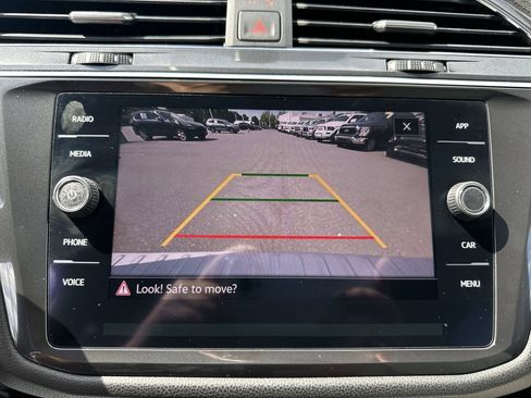 Used 2021 Volkswagen Tiguan SE w/ Panoramic Sunroof Package FWD image 24