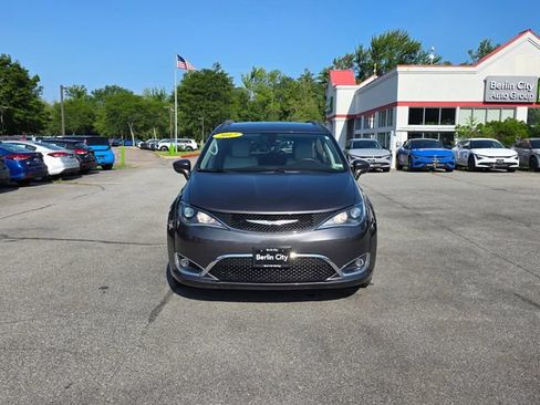 Used 2017 Chrysler Pacifica Touring-L w/ Tire & Wheel Group FWD image 3