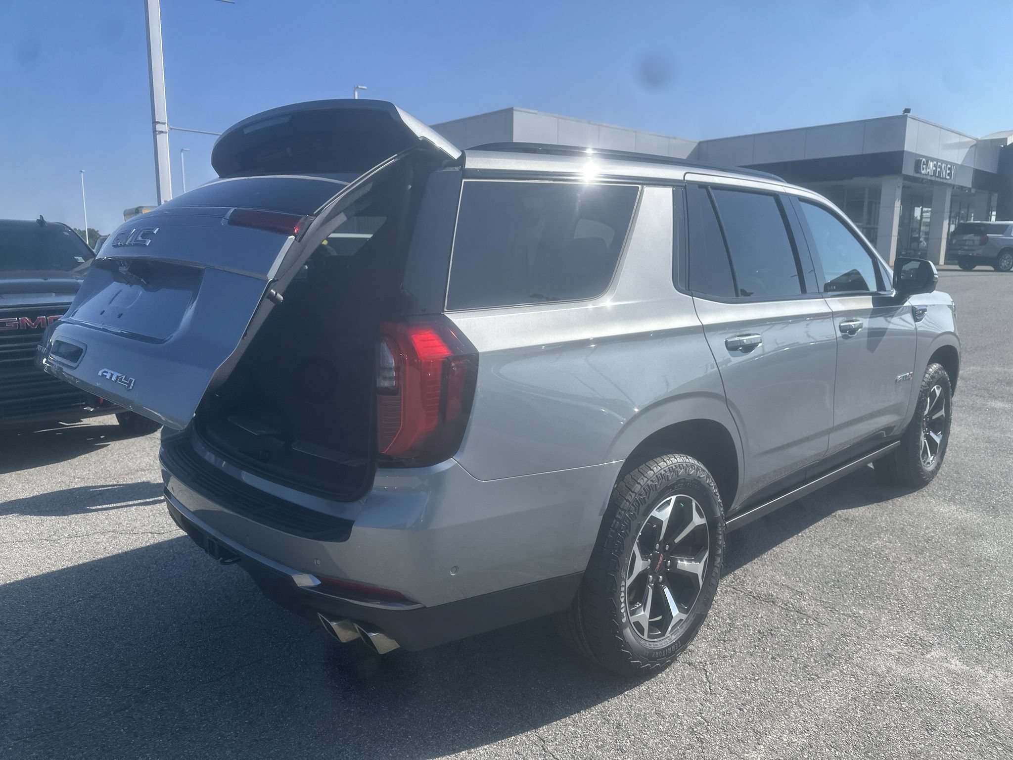 Used 2025 GMC Yukon AT4 w/ AT4 Premium Plus Package AWD/4WD image 9