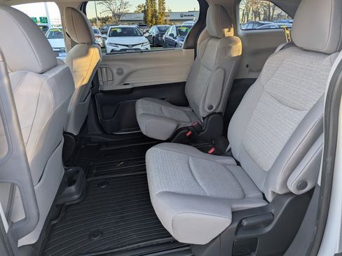 Used 2024 Toyota Sienna LE image 19