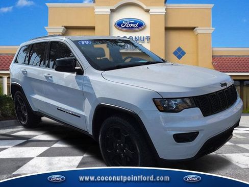 Used 2019 Jeep Grand Cherokee Laredo AWD/4WD image 1