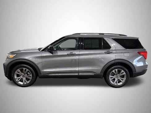 Used 2022 Ford Explorer XLT w/ Equipment Group 202A image 5