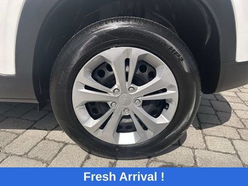 Used 2025 Chevrolet Trax LS FWD image 11