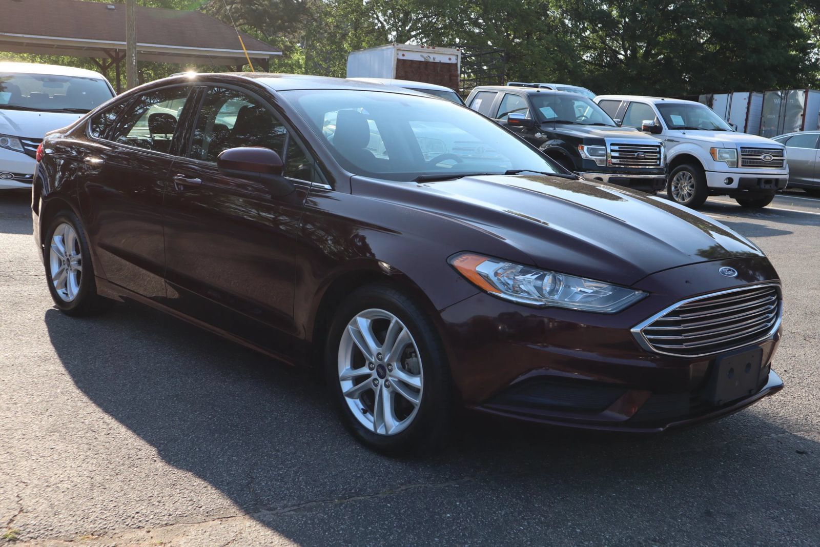 Used 2018 Ford Fusion SE w/ Fusion SE Technology Package FWD image 3