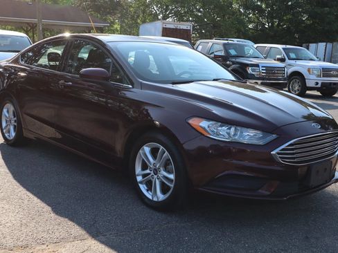 Used 2018 Ford Fusion SE w/ Fusion SE Technology Package FWD image 3