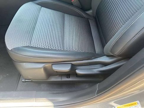 Used 2025 Chevrolet Trax LT FWD image 16