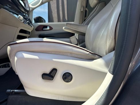 Used 2019 Chrysler Pacifica Limited FWD image 26