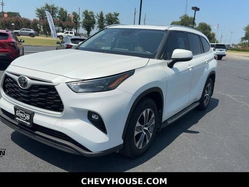 Used 2022 Toyota Highlander XLE FWD image 4