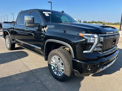 Used 2024 Chevrolet Silverado 2500 High Country w/ High Country Premium Package AWD/4WD image 2