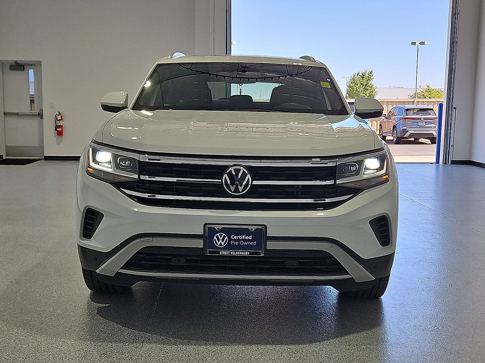 Certified 2023 Volkswagen Atlas Cross Sport SE w/ Panoramic Sunroof Package FWD image 3