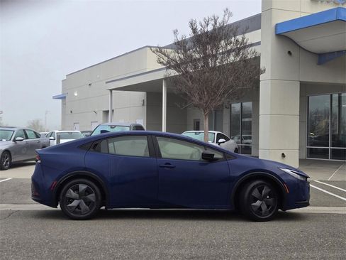 Used 2024 Toyota Prius LE image 3