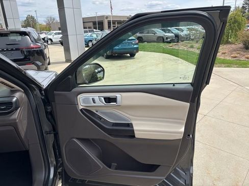 Used 2020 Ford Explorer Platinum w/ Premium Technology Package AWD/4WD image 35