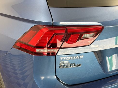 Used 2018 Volkswagen Tiguan SEL AWD/4WD image 36