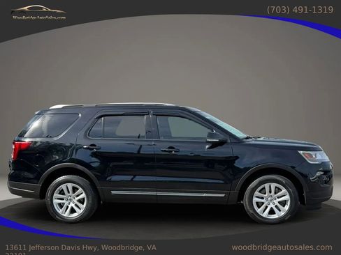 Used 2018 Ford Explorer XLT w/ Equipment Group 202A AWD/4WD image 3