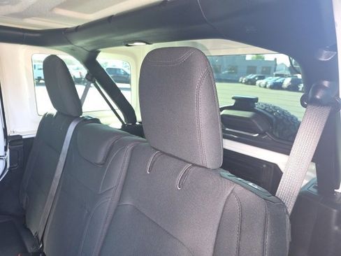 Used 2018 Jeep Wrangler Unlimited Sahara image 12