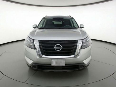 Used 2025 Nissan Pathfinder SV image 2