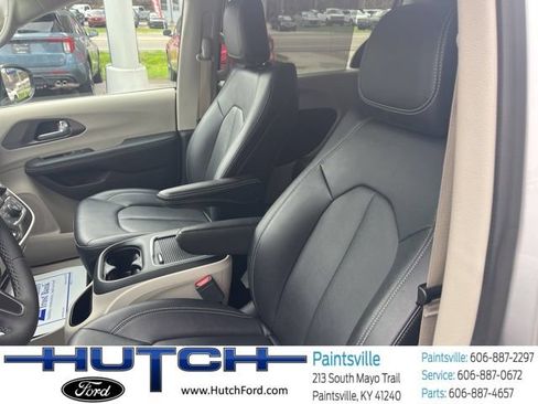 Used 2024 Chrysler Pacifica Touring-L FWD image 22