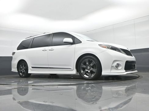 Used 2016 Toyota Sienna SE Premium w/ Protection Package FWD image 72