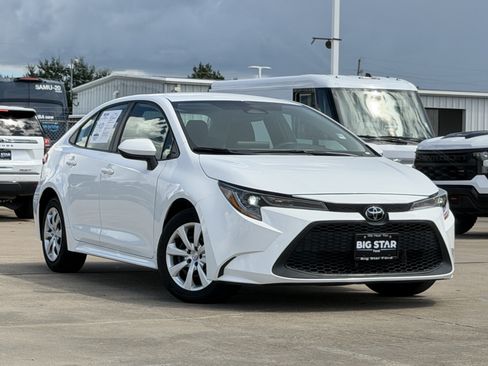 Used 2025 Toyota Corolla LE FWD image 2
