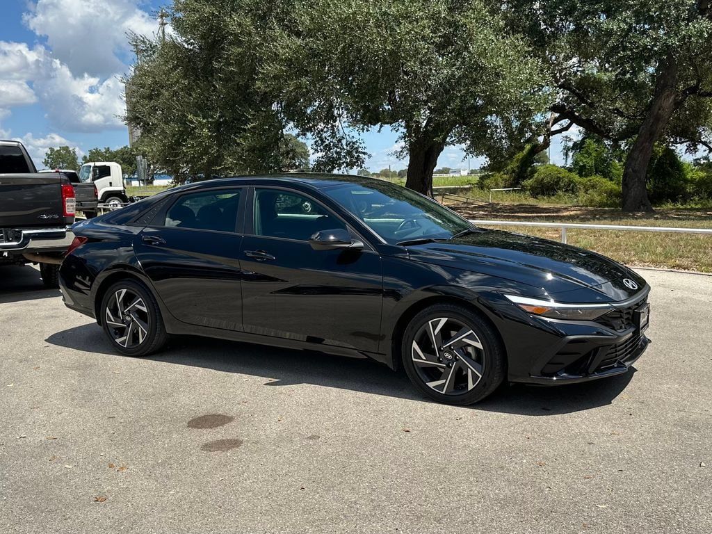 Used 2025 Hyundai Elantra SEL FWD image 3