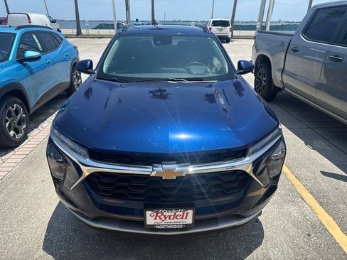 Used 2024 Chevrolet Trax LT w/ Driver Confidence Package FWD image 2