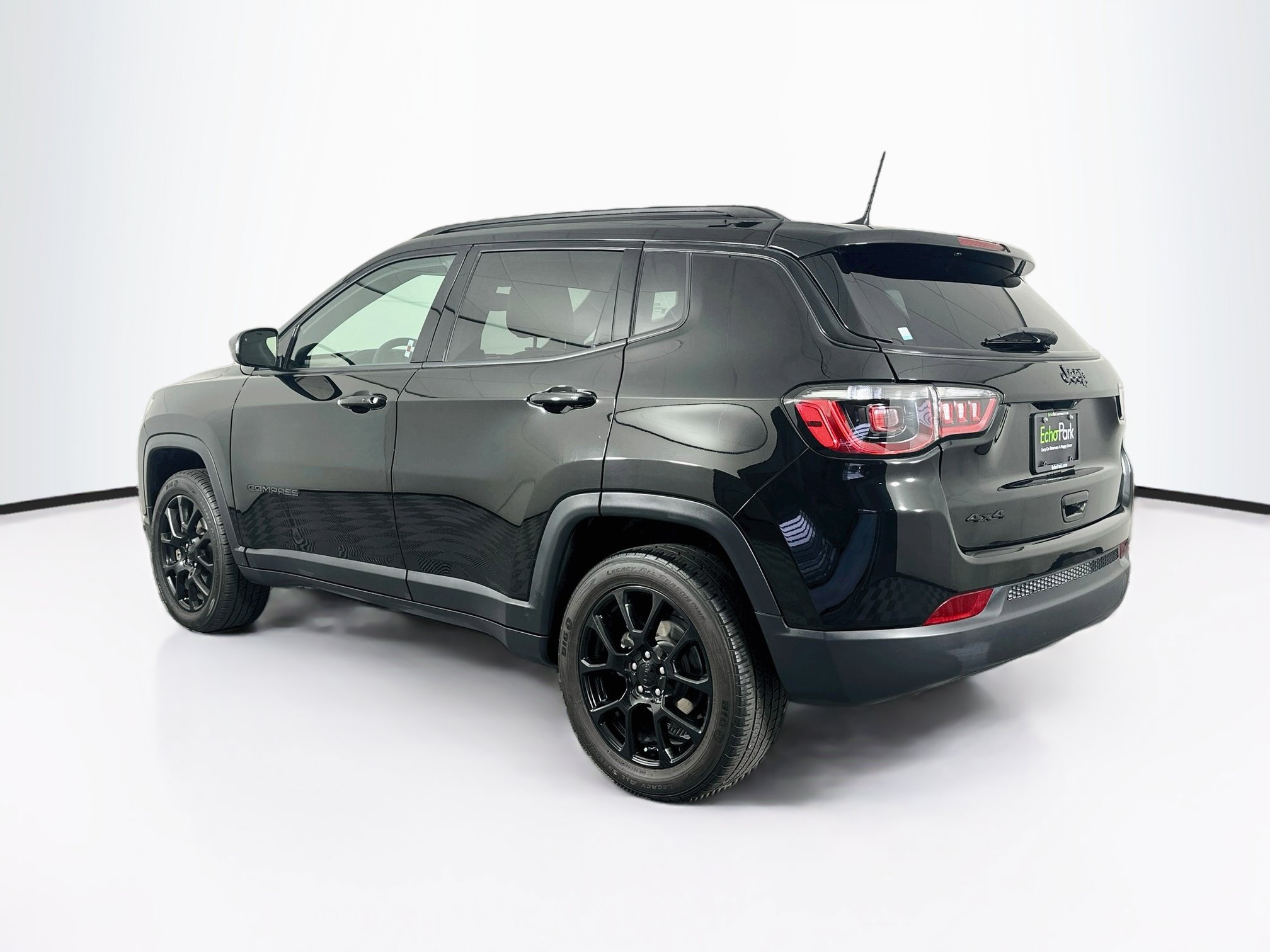 Used 2023 Jeep Compass Latitude w/ Sun and Sound Group AWD/4WD image 5