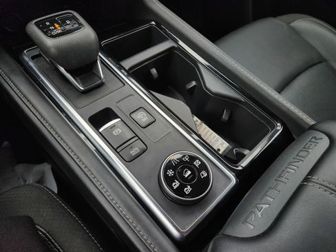 Used 2024 Nissan Pathfinder SL image 28