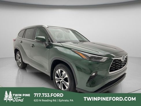 Used 2024 Toyota Highlander XLE AWD/4WD image 1