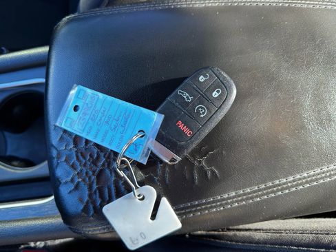 Used 2015 Chrysler 200 Limited w/ Convenience Group image 2