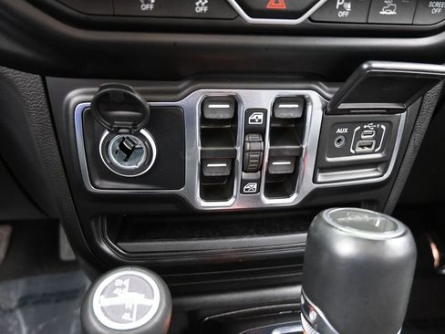 Used 2022 Jeep Gladiator Overland image 24