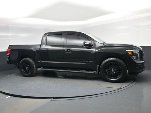 Used 2018 Nissan Titan SV w/ SV Convenience Package image 2