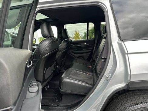 Used 2023 Jeep Grand Cherokee Altitude AWD/4WD image 17