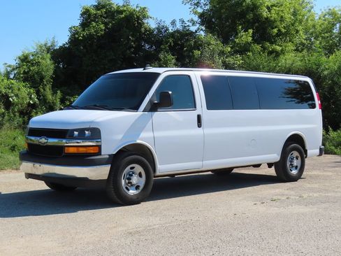 Used 2017 Chevrolet Express 3500 LT w/ LT Preferred Equipment Group RWD image 8