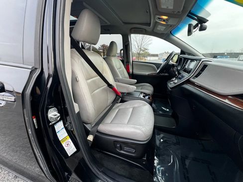 Used 2016 Toyota Sienna Limited Premium image 12