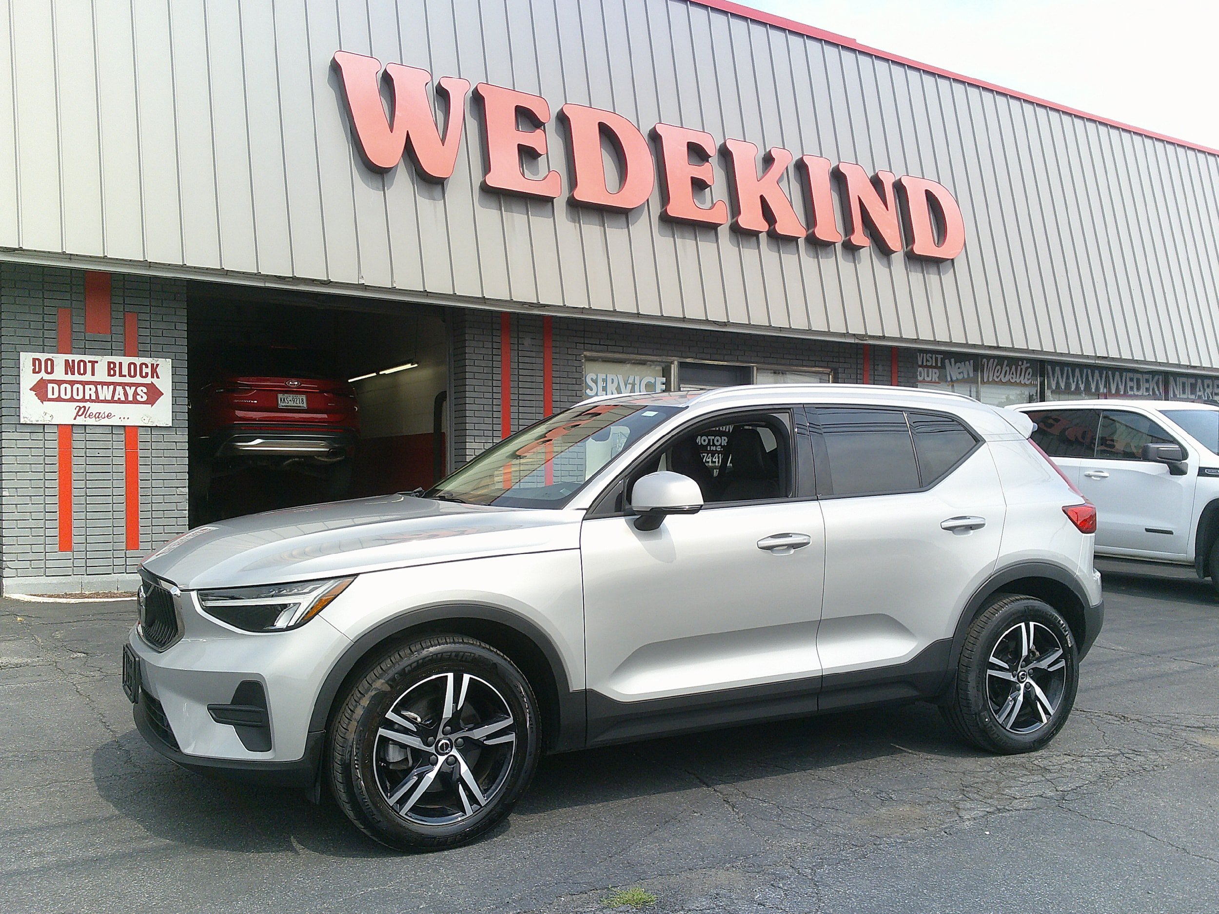 Used 2023 Volvo XC40 B5 Core w/ Convenience Package AWD/4WD image 1