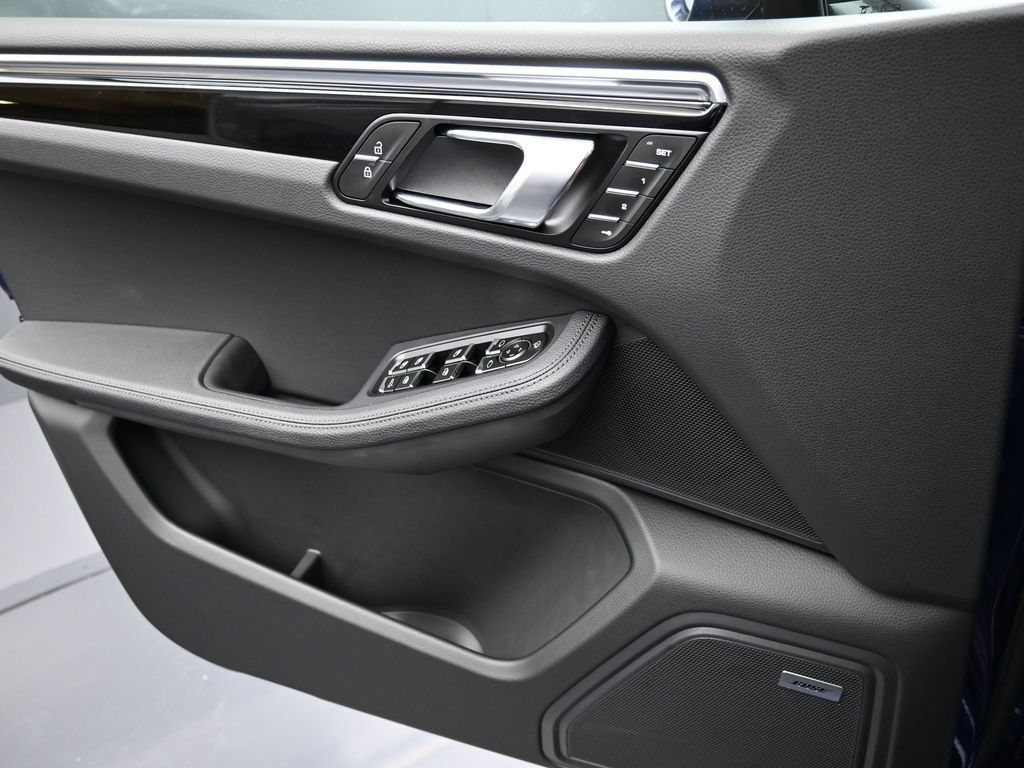 Certified 2025 Porsche Macan AWD/4WD image 21
