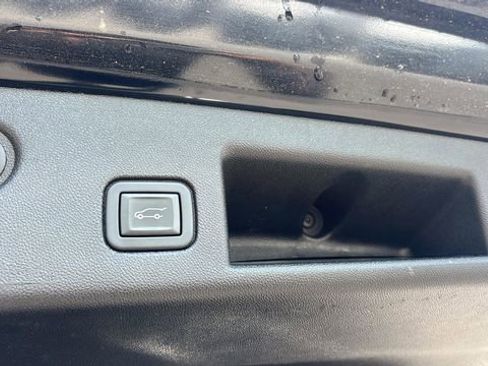 Used 2022 Chevrolet Equinox Premier FWD image 17