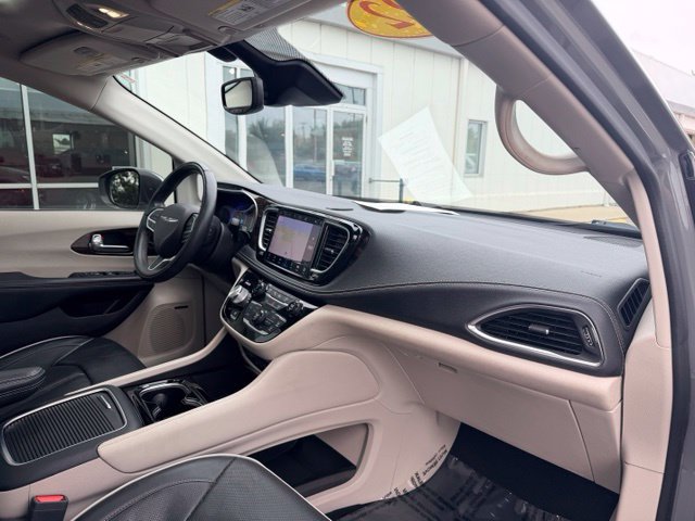 Used 2022 Chrysler Pacifica Limited w/ Uconnect Theater Family Group AWD/4WD image 17