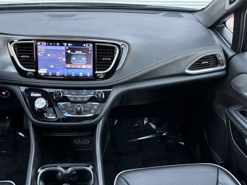 Used 2025 Chrysler Pacifica Limited FWD image 40