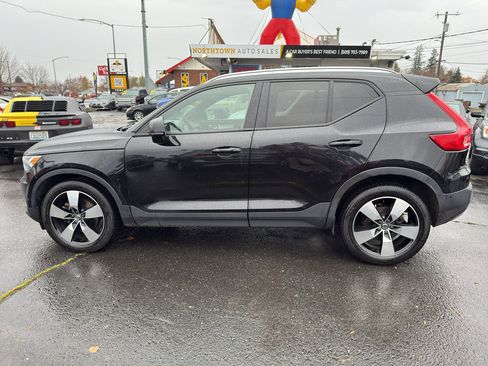 Used 2019 Volvo XC40 T5 Momentum image 2