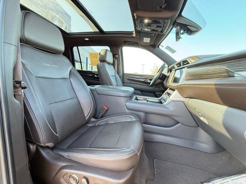 Used 2021 GMC Yukon XL Denali w/ Denali Premium Package AWD/4WD image 30