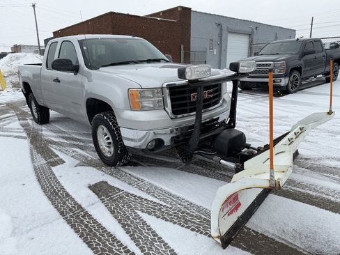 Used 2010 GMC Sierra 2500 SLE w/ SLE Preferred Package image 4