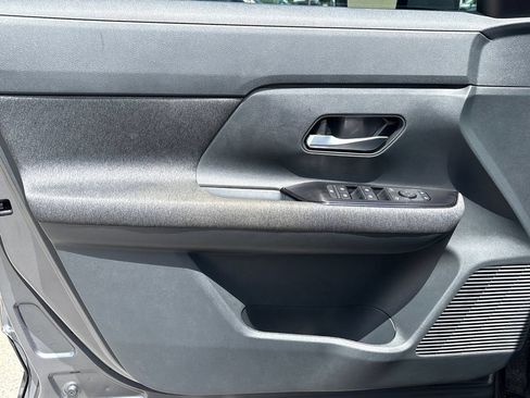 Used 2025 Nissan Kicks SV FWD image 3