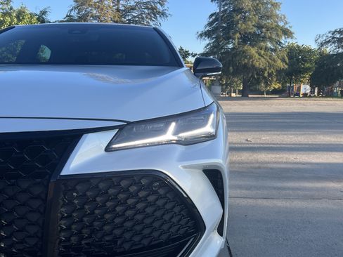 Used 2019 Toyota Avalon Touring FWD image 5