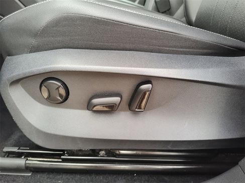 Used 2022 Volkswagen Tiguan SE image 25