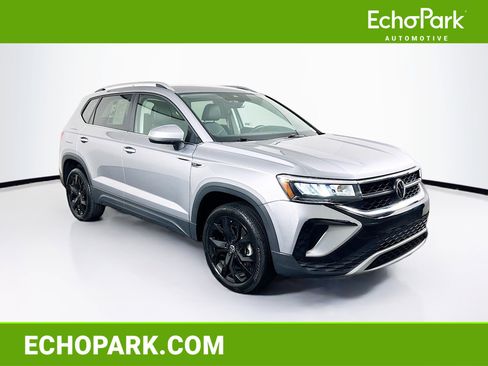 Used 2024 Volkswagen Taos SE image 1
