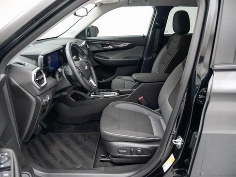 Used 2024 Chevrolet TrailBlazer LT w/ Convenience Package image 2