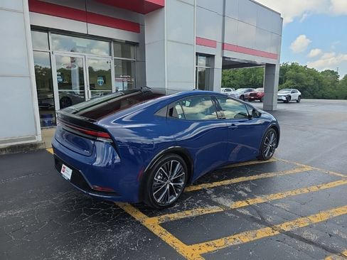 Used 2025 Toyota Prius XLE AWD/4WD image 3