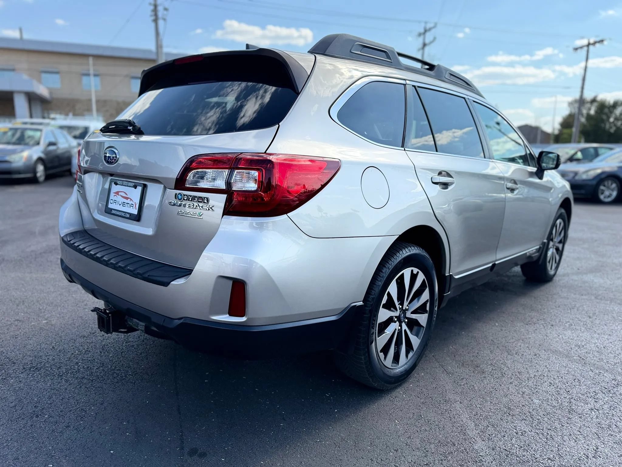 Used 2017 Subaru Outback 2.5i Limited AWD/4WD image 3
