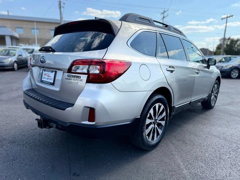 Used 2017 Subaru Outback 2.5i Limited AWD/4WD image 3